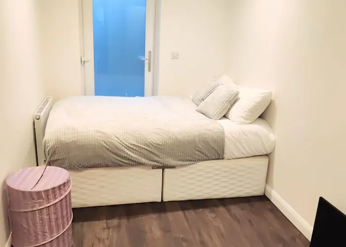 Warm Edinburgh City Center Room